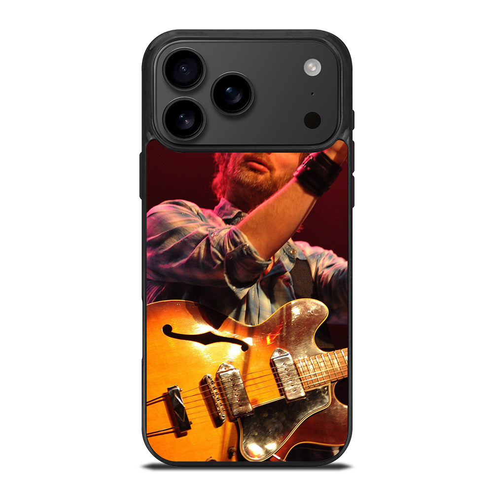 TOM YORKE AND GUITAR RADIOHEAD iPhone 17 Pro Max Case Cover