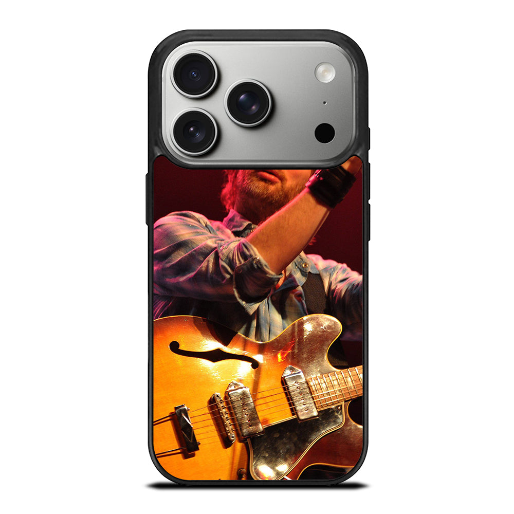 TOM YORKE AND GUITAR RADIOHEAD iPhone 17 Pro Case Cover